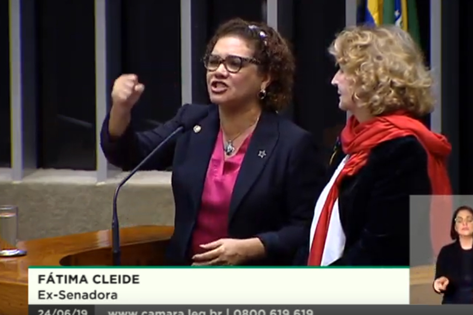 Ex-senadora Fátima Cleide volta ao Congresso Nacional, defende luta em prol dos LGBTI+ e grita: “Lula livre!”