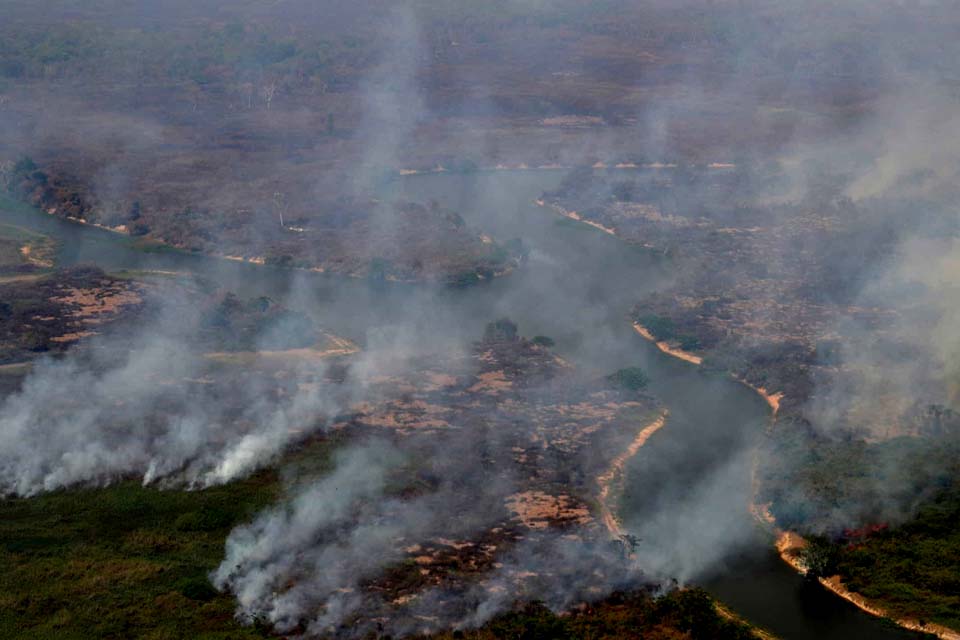 Nuvem de fumaça atinge novas regiões e cobre até 80% do Brasil