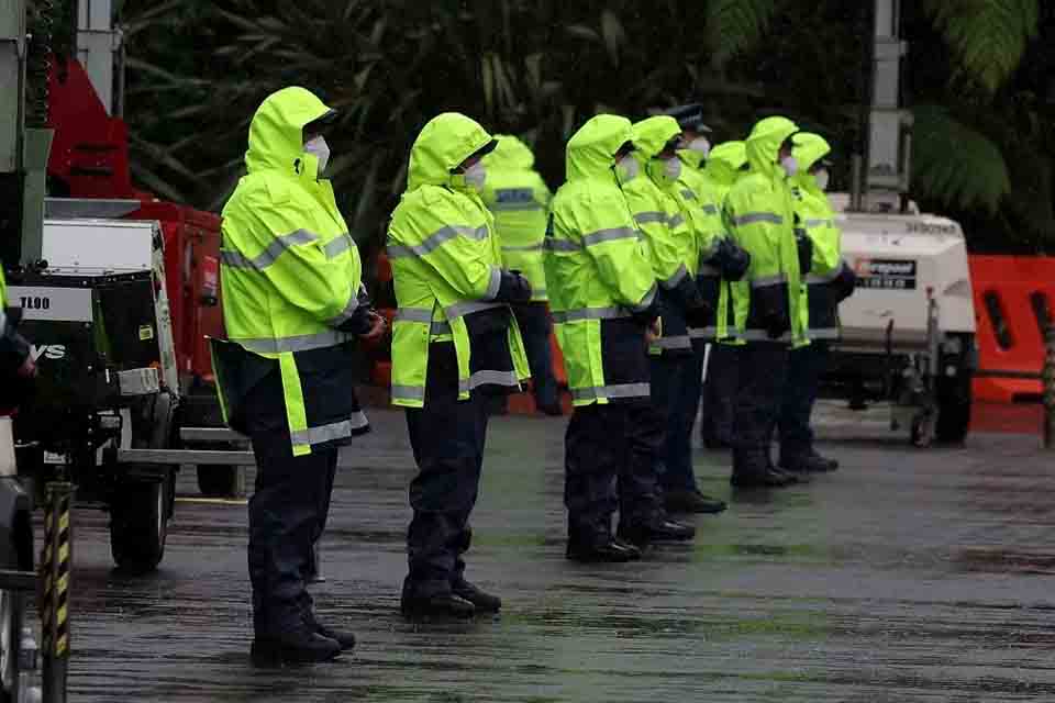 Polícia da Nova Zelândia acusa grupo antivacina de jogar excrementos humanos em agentes