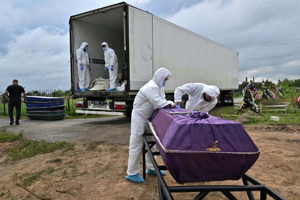 Bucha, cidade mártir da Ucrânia, enterra seus mortos não identificados