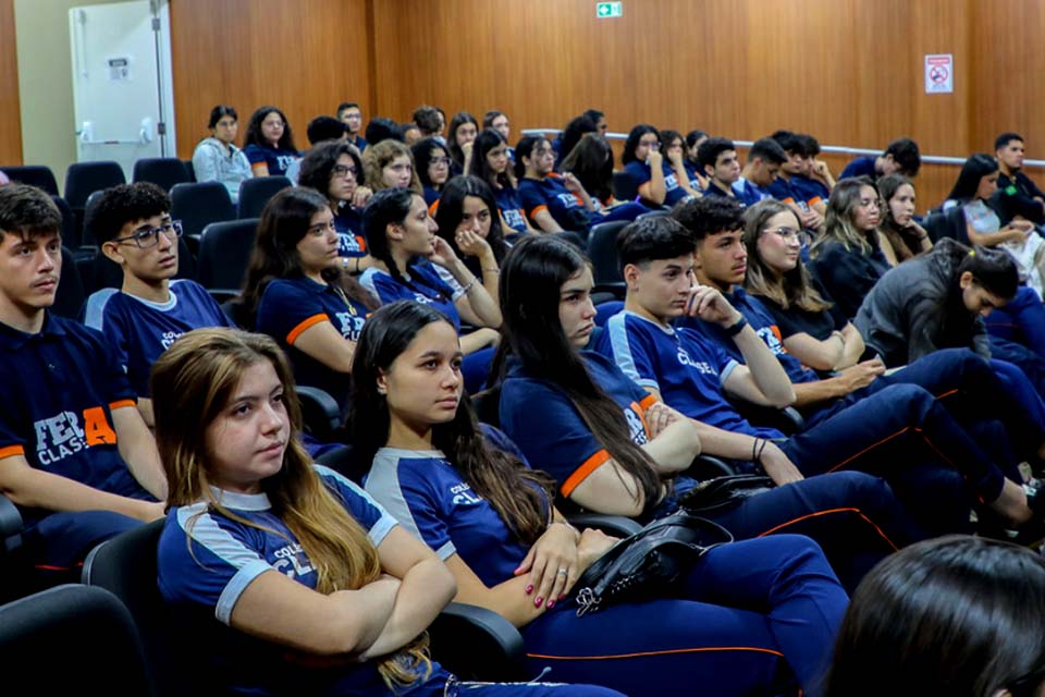 Semana da Paz em Casa: Estudantes acompanham júri de feminicídio