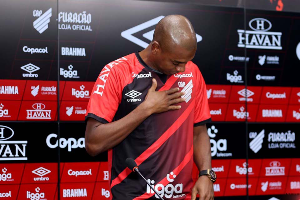 Athletico-PR apresenta oficialmente o volante Fernandinho