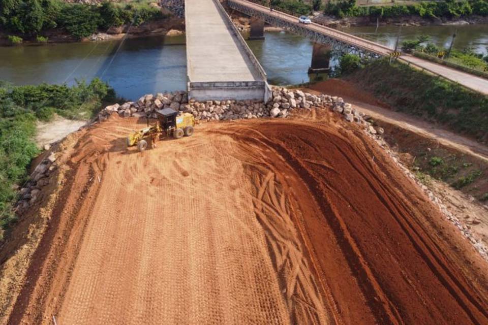 Obra de conclusão das cabeceiras da ponte sobre o rio Jamari segue em ritmo acelerado