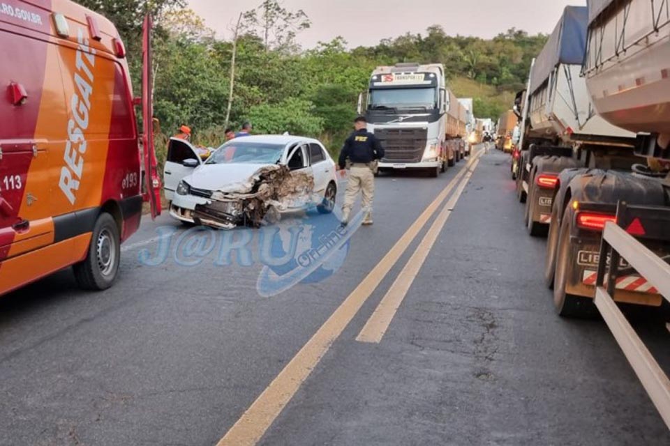 Colisão entre carreta e veículo de passeio deixa criança ferida na BR-364