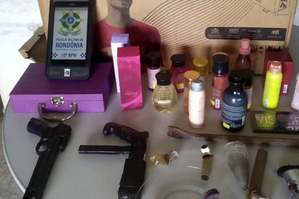 PM prende simulacros de arma de fogo e produtos furtados