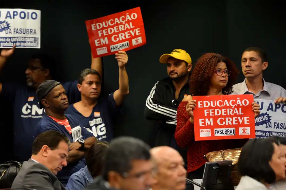 Servidores federais de educação iniciam greve a partir dessa quarta-feira, 3