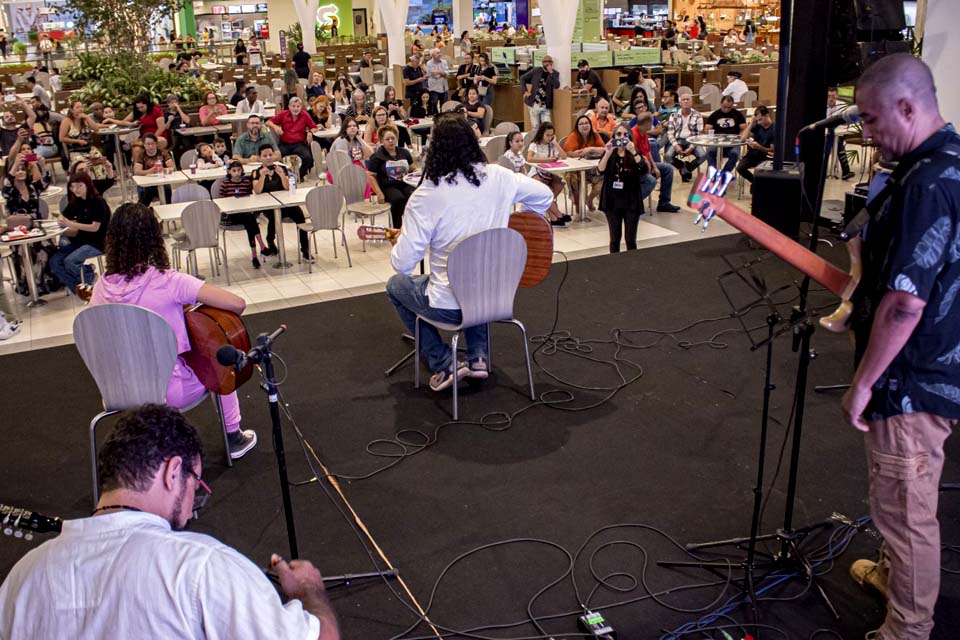 Instrutores e alunos esbanjam talento na abertura da VIII Mostra Cultural