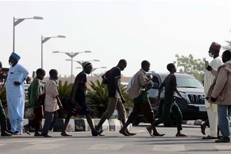 Libertados de sequestro, estudantes nigerianos voltam para casa