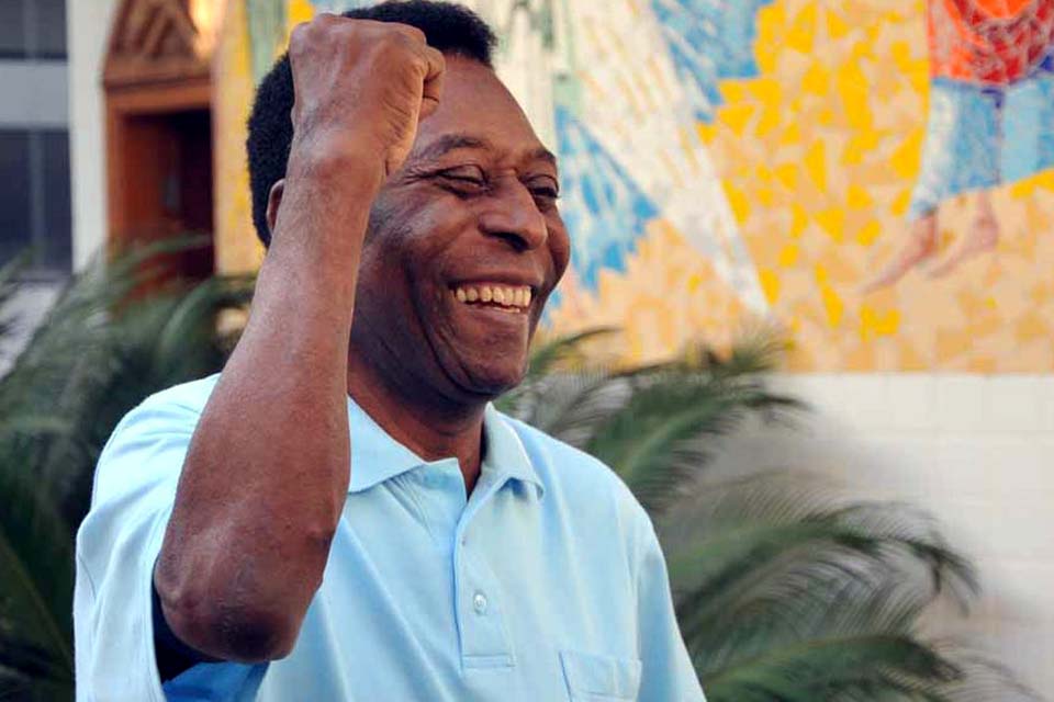 Pelé recebe alta após internação para tratamento de tumor no cólon