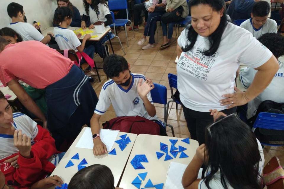 Acadêmicos da licenciatura em Matemática da IFRO participam de projeto de extensão em escola estadual