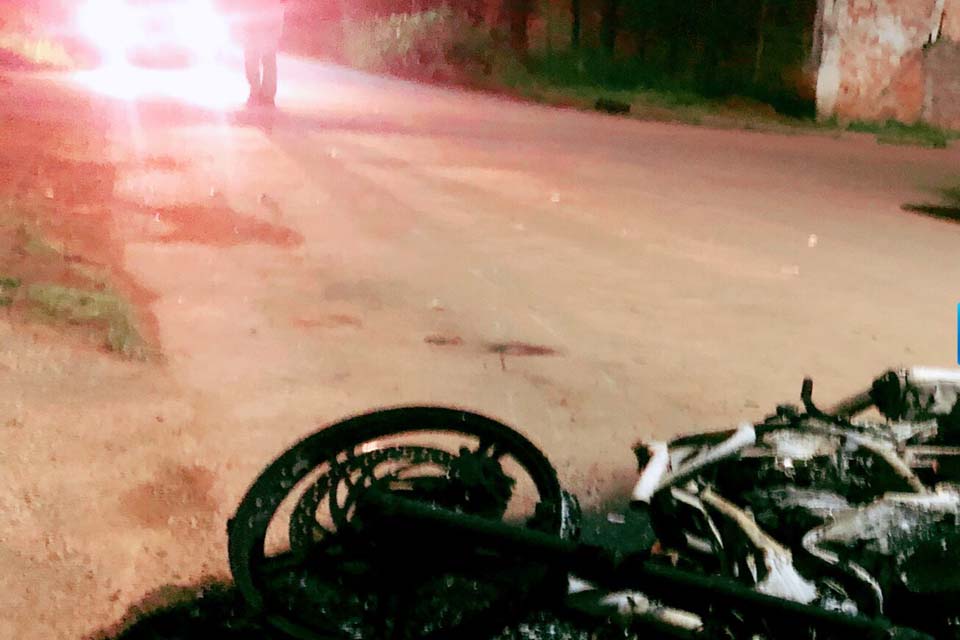 Moto ocupada por casal pega fogo após atingir carro na zona leste