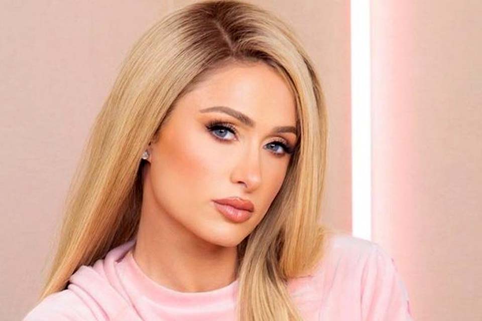 Paris Hilton revela que foi estuprada aos 15 anos por homem mais velho