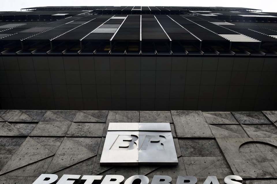 Petrobras aceita oferta de US$ 1,65 bi por refinaria na Bahia