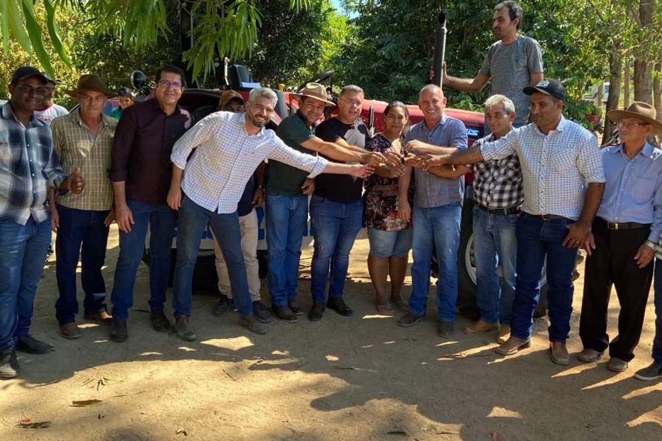 Associação rural no distrito Nova Dimensão recebe trator agrícola por meio de emenda do deputado Ezequiel Neiva