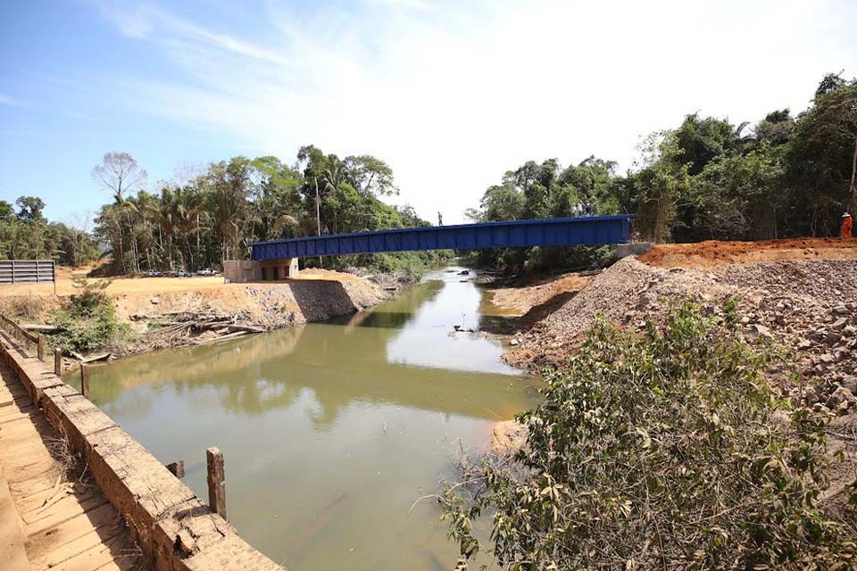 Ponte sobre o rio Ribeirão Grande que interliga o município de Espigão do Oeste ao distrito Boa Vista do Pacarana tem 80% de construção concluída