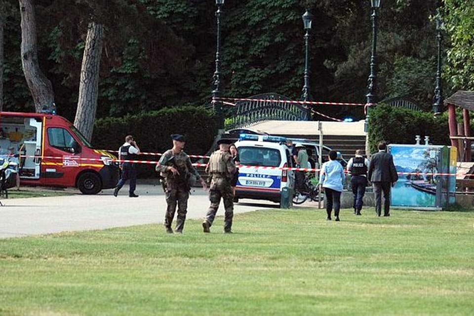 Homem é preso após esfaquear 4 crianças e um adulto em parque na França