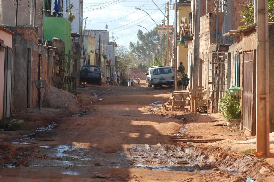 Um em cada dez domicílios no Brasil joga esgoto na natureza