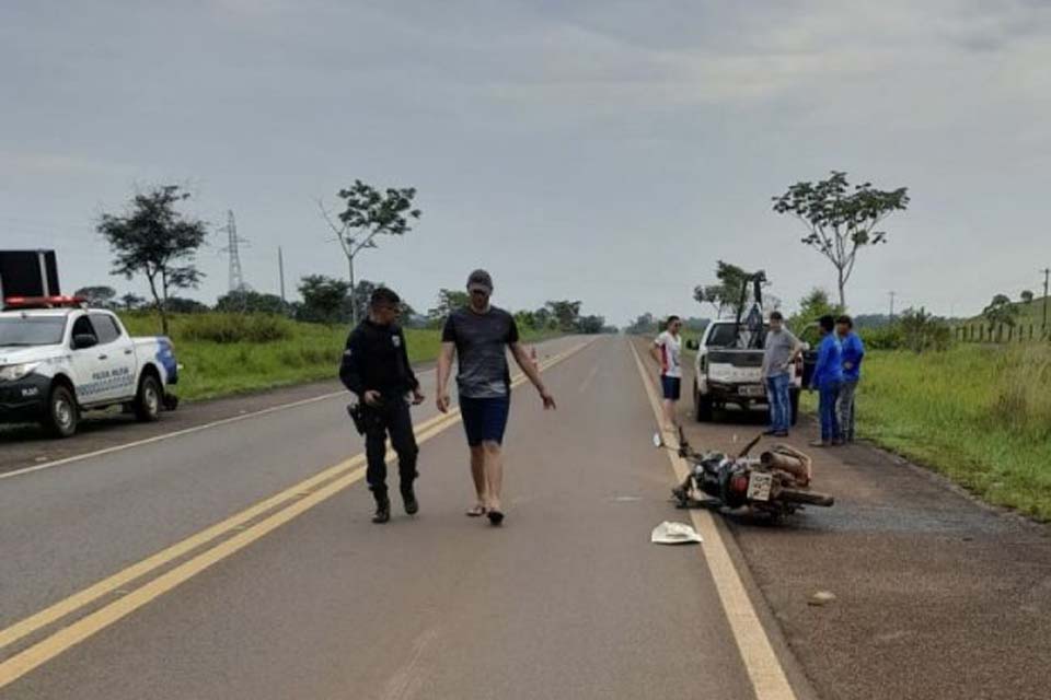 Passageiro morre após motocicleta bater em traseira de S10 na BR-429