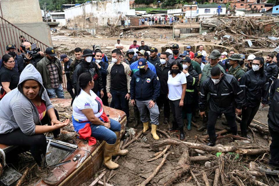 Deslizamento deixa 25 mortos e 52 desaparecidos na Venezuela