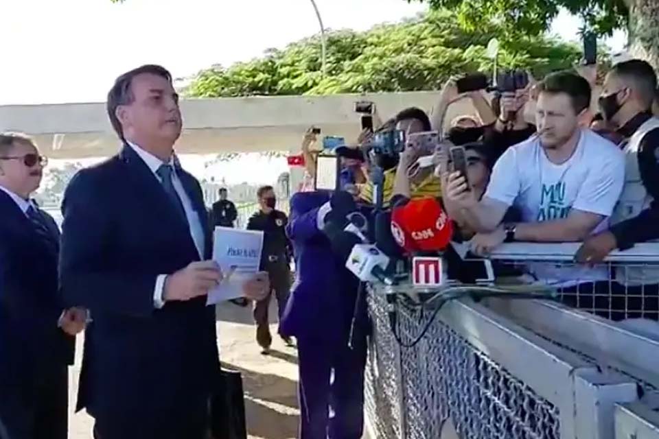 VÍDEO - Bolsonaro ataca a imprensa e manda jornalista 'calar a boca'