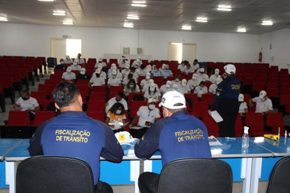 Agentes e auxiliares de trânsito das regionais de Ji-Paraná e Jaru do Detran fazem treinamento da operação Lei Seca