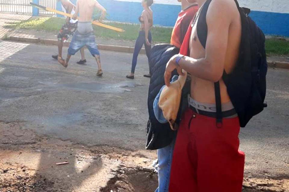 Pancadaria entre jovens bêbados rola solta em casa noturna