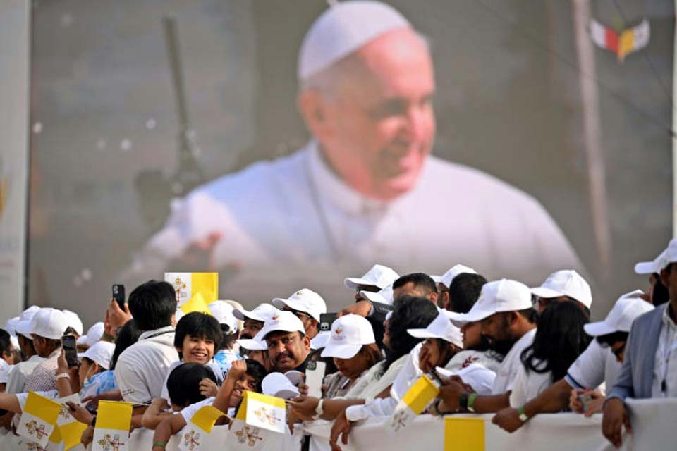 Papa Francisco celebra missa ao ar livre para 30 mil pessoas no Bahrein