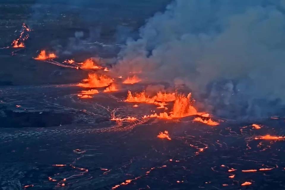 Vulcão Kilauea, um dos mais ativos do mundo, entra em erupção pela 3ª vez neste ano no Havaí