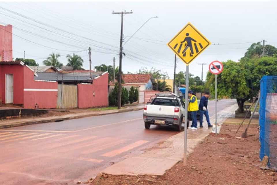 Prefeitura atende solicitação de moradores e instala placas de proibição de trânsito de caminhões