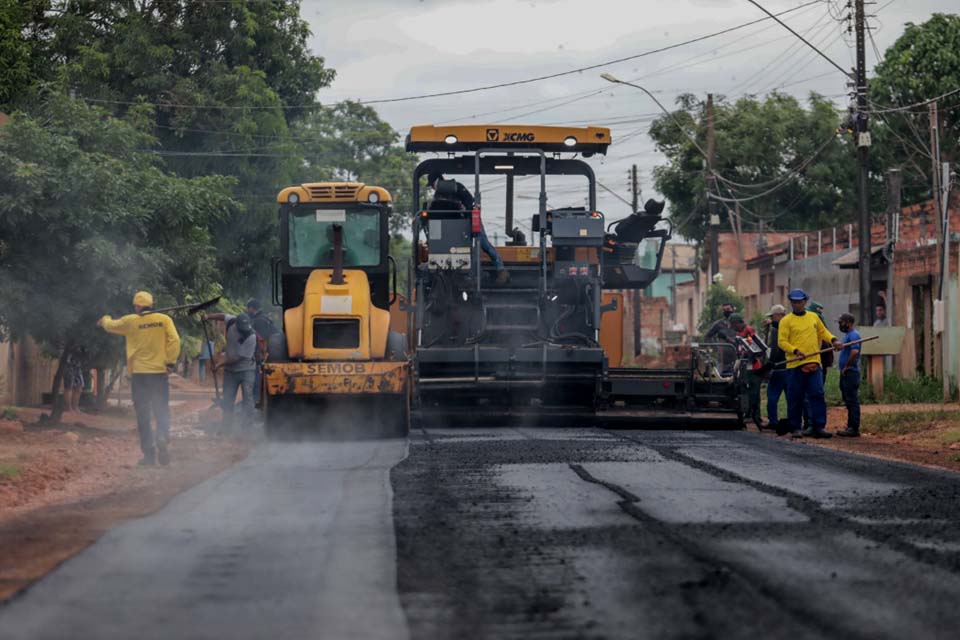 Comitiva acompanha obras de pavimentação no São Francisco