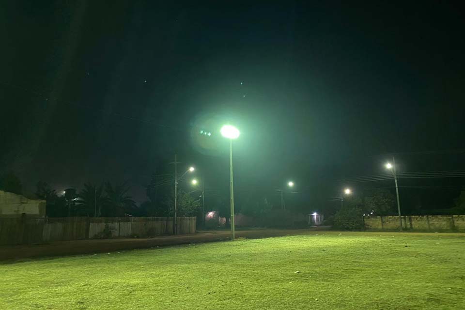 Prefeitura da capital ilumina praça e campo de futebol do bairro Mariana