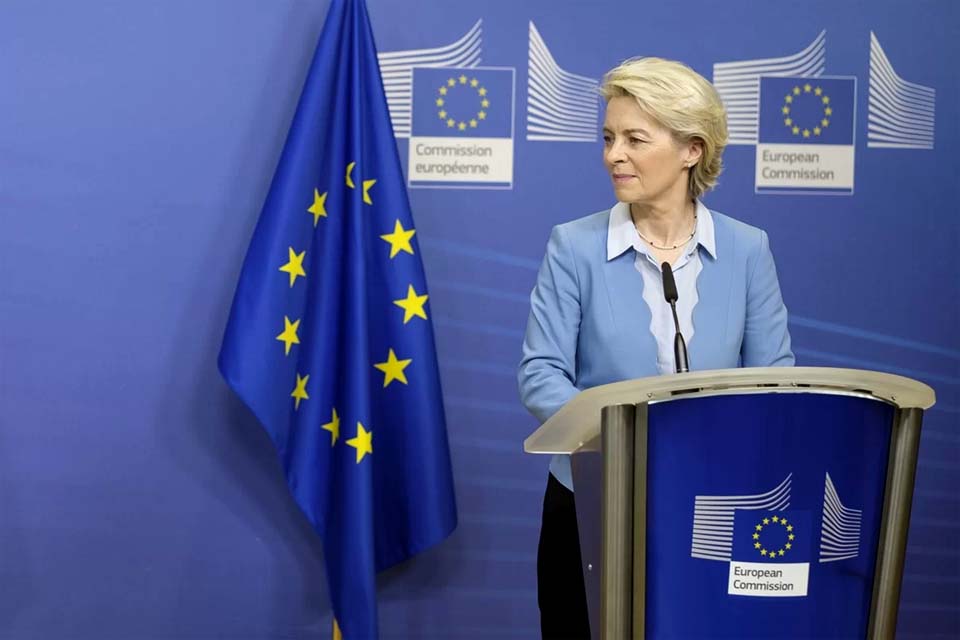 Presidente da Comissão Europeia, Ursula von der Leyen, anuncia desistência de redução de agrotóxicos