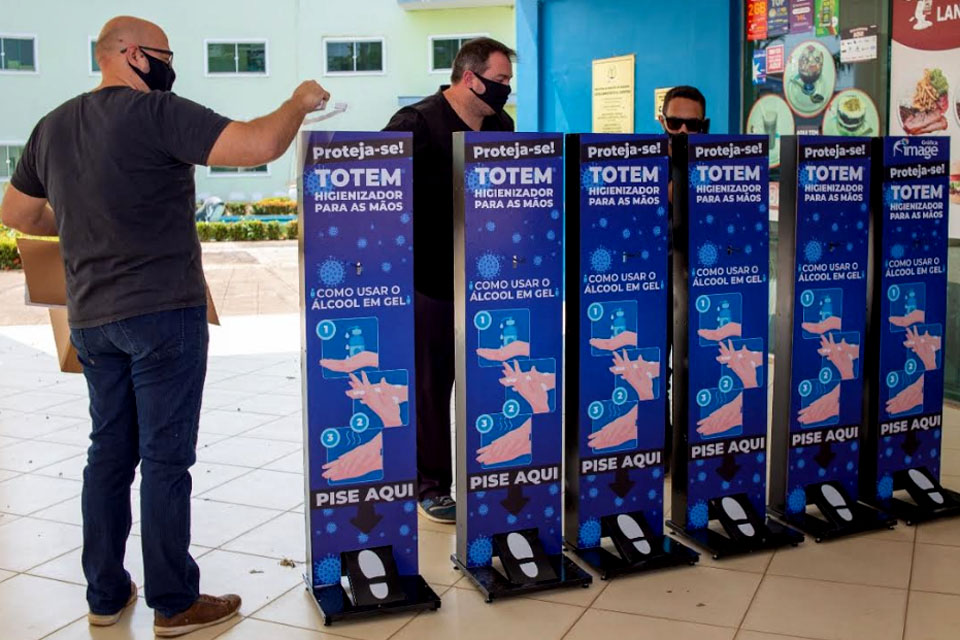 Prefeitura recebe doação de totens dispersores de álcool em gel