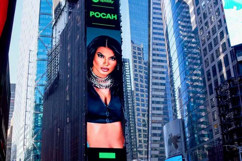 Pocah ganha pôster na Times Square, em Nova York: 'Ouvi que para mulher é mais difícil, mas não é impossível não'