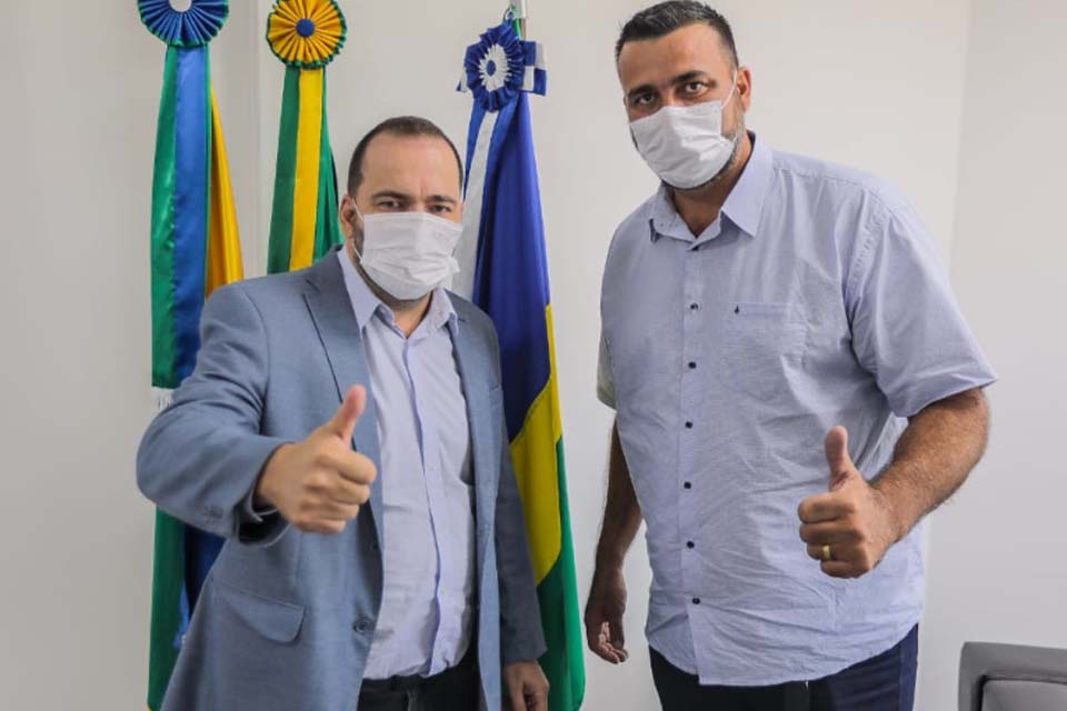 Prefeito de Costa Marques agradece a deputado Estadual Alex Redano por assegurar R$ 300 mil para recuperação de estradas