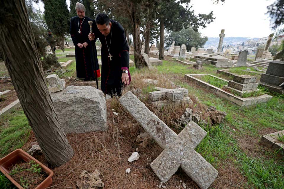 Dezenas de túmulos cristãos são profanados em Jerusalém, informam autoridades