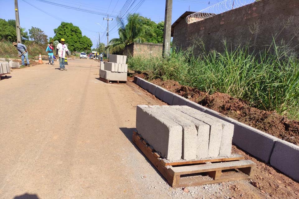 Obras de meio-fio e sarjeta avançam em bairros da zona Leste de Porto Velho