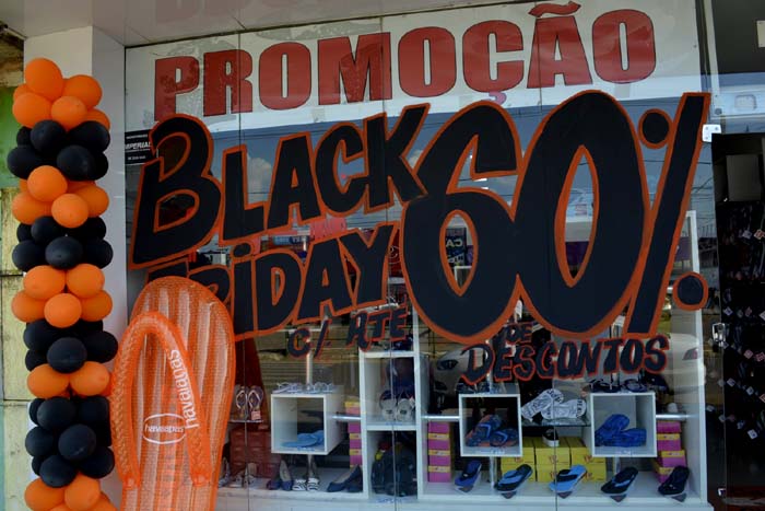 Lojas programam promoções e horário de atendimento estendido para a Black Friday