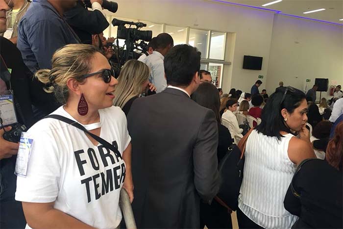 Jornalista com camiseta “Fora Temer” é cercada e escoltada por agentes durante passagem do presidente por Rondônia