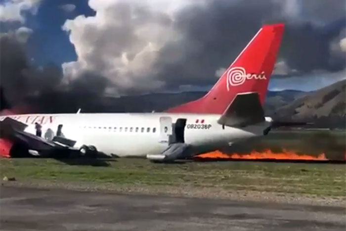 Avião pega fogo ao pousar no interior do Peru