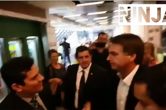 Bolsonaro tieta Moro em aeroporto e é esnobado pelo juiz