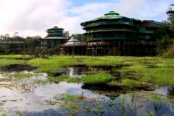 Abandonado, hotel na Floresta Amazônica ainda impressiona