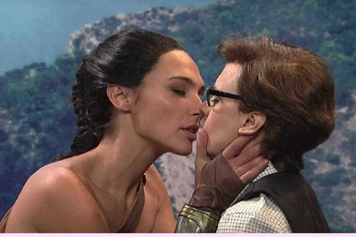 Gal Gadot, a Mulher-Maravilha, dá beijo gay em humorístico dos EUA