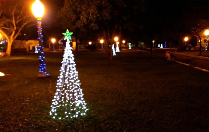 Prefeitura implanta decoração natalina em avenidas e praças
