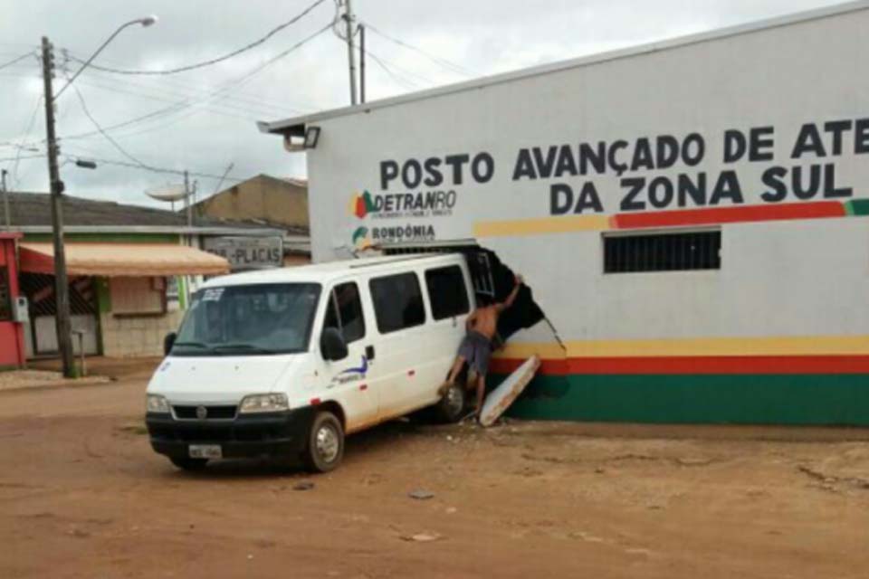 Van invade prédio do DETRAN em Porto Velho