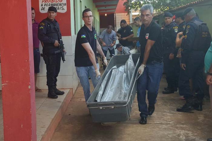 Homem nu é encontrado morto com vários golpes de faca