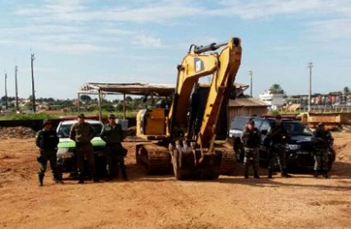  Polícia Ambiental apreende máquina fazendo desmatamentos em área de preservação 