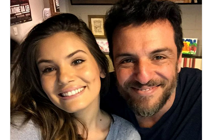 Rodrigo Lombardi posta foto com Camila Queiroz e fãs vibram: 'Angel e Alex'