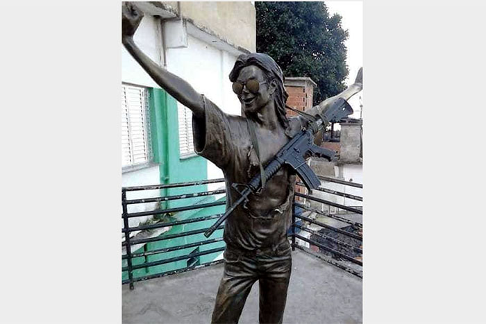 Estátua de Michael Jackson aparece com fuzil no RJ