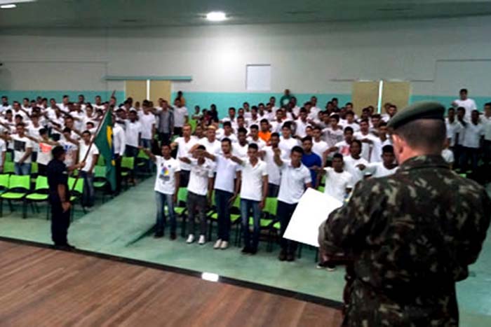 Cerca de 200 jovens dispensados do serviço militar prestam juramento à Bandeira